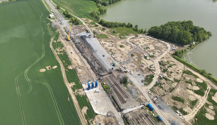 Obnova trati po benzenové katastrofě: vlaky by se mohly k Hustopečím vrátit za necelý měsíc