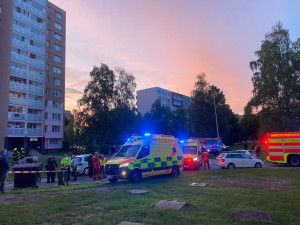 Kvůli požáru panelového domu v Porubě hasiči evakuovali 61 lidí. Tři skončili v nemocnici
