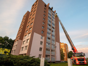 Kvůli požáru panelového domu v Porubě hasiči evakuovali 61 lidí. Tři skončili v nemocnici