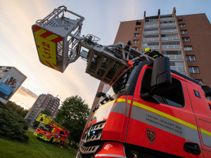 Kvůli požáru panelového domu v Porubě hasiči evakuovali 61 lidí. Tři skončili v nemocnici
