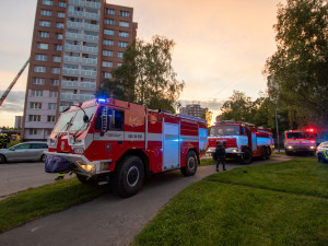 Kvůli požáru panelového domu v Porubě hasiči evakuovali 61 lidí. Tři skončili v nemocnici