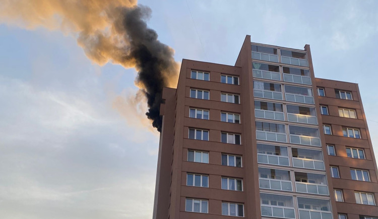 Kvůli požáru panelového domu v Porubě hasiči evakuovali 61 lidí. Tři skončili v nemocnici