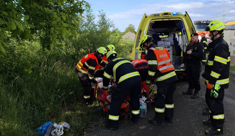 Na Přerovsku vlak srazil člověka. Zraněného vyprostili hasiči, letěl pro něho vrtulník