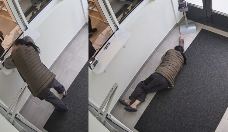 Cizinka položila cestovní pas na okénko ve služebně policie a pak vestoje tvrdě usnula