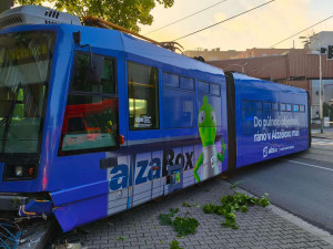 V Ostravě se srazilo auto s tramvají. Ta zůstala zaklíněná na chodníku