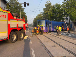 V Ostravě se srazilo auto s tramvají. Ta zůstala zaklíněná na chodníku
