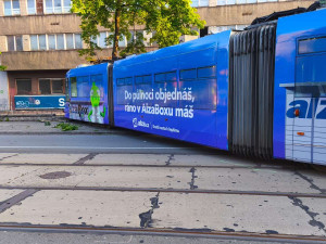 V Ostravě se srazilo auto s tramvají. Ta zůstala zaklíněná na chodníku