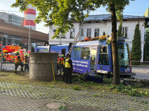 V Ostravě se srazilo auto s tramvají. Ta zůstala zaklíněná na chodníku