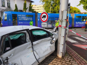 V Ostravě se srazilo auto s tramvají. Ta zůstala zaklíněná na chodníku