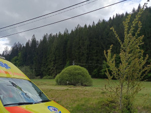 Pro muže v lese letěl vrtulník. Utržené lano mu vážně poranilo ruku