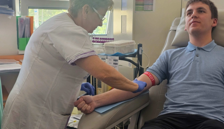 Student chtěl pomoci nemocné Madlence, nakonec dal naději pacientovi v Kanadě