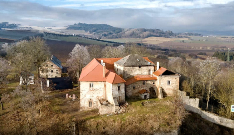 S opravou hradu Opálka pomáhají jeho majitelce se svým projektem i studenti stavitelství