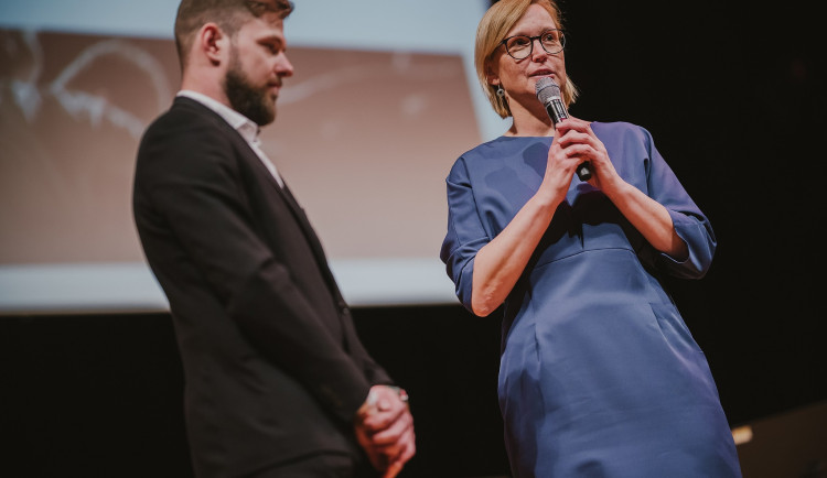 Za výhružky hradecké primátorce a úředníkům jde Český král do vězení
