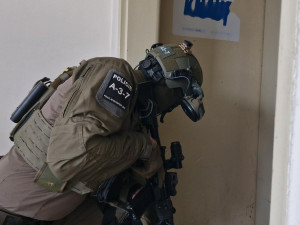 Zásah proti skupině aktivních střelců nacvičovaly složky IZS v opuštěné budově