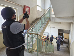 Zásah proti skupině aktivních střelců nacvičovaly složky IZS v opuštěné budově