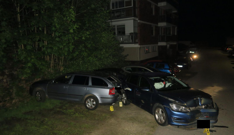 Osmnáctiletá neřidička nabourala do kontejneru i aut. Nadýchala skoro dvě promile