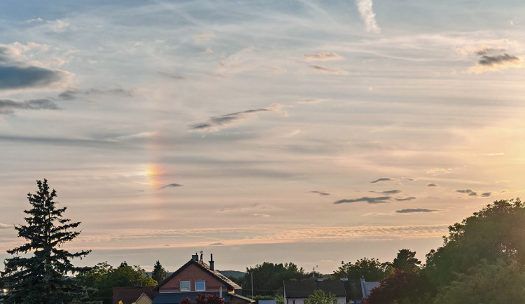 Vedlejší slunce. Na obloze na Olomoucku zaujal optický úkaz zvaný parhelium