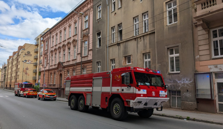 Kvůli požáru v centru města odpojily dopravní podniky trakční vedení trolejbusů