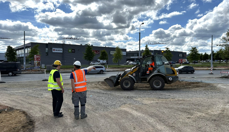 Startuje nejtěžší část přestavby obřího kruhového objezdu u Makra. Místu se pokud možno vyhněte