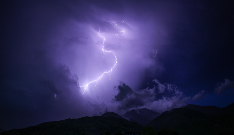 Česko v sobotu zasáhnou silné bouřky, varovali meteorologové