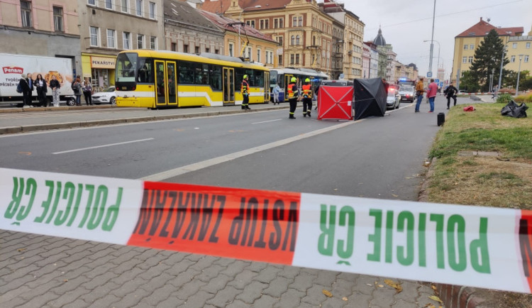 Muž nepřežil střet s tramvají, která jeho tělo vlekla stovky metrů dál po trati