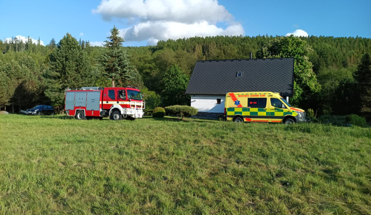 Muž se vážně zranil pádem ze žebříku, transportoval ho vrtulník.