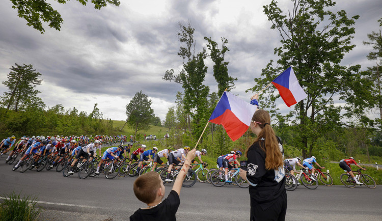 VIDEO: Souboj budoucích hvězd cyklistiky. Na Závodu míru zvítězil Španěl Pau Martí