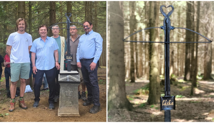 Originální kříž v podobě kuše připomíná místo, kde se natáčela legendární Popelka