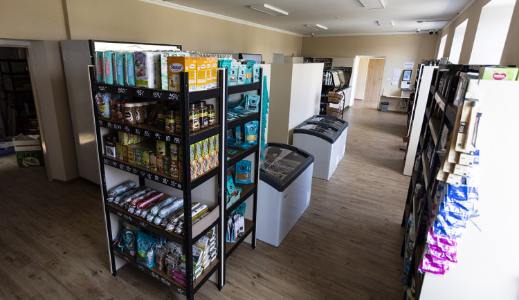 Výhodný nákup i pozdě večer. Samoobslužný obchod v Měrotíně si místní chválí