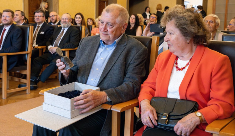 Karel Sedláček byl v srpnu 1968 hlasem svobodného vysílání. Teď převzal prestižní cenu