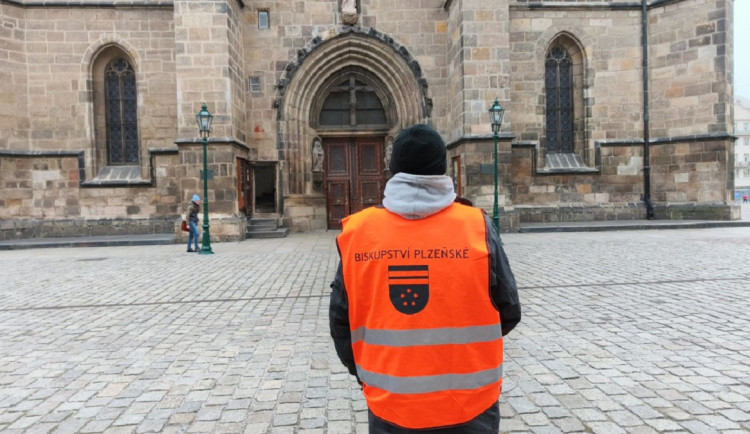 Žili na ulici a teď hlídají katedrálu, projekt strážců chrámu se osvědčil