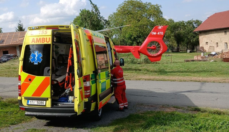 Pád z osmi metrů na Opavsku si vyžádal zásah vrtulníku. Muž si poranil hlavu a páteř