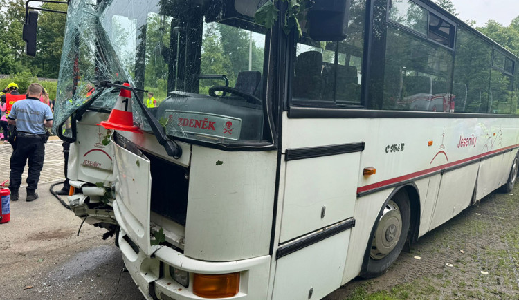 Ve Zlatých Horách narazil autobus do stromu, desítky dětí utrpěly zranění