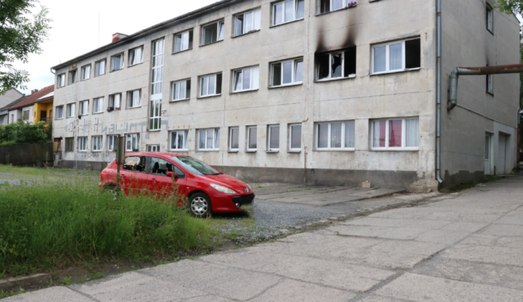 Ze msty muž zapálil ubytovnu, kladivem zdemoloval auto a ohrozil životy 68 lidí