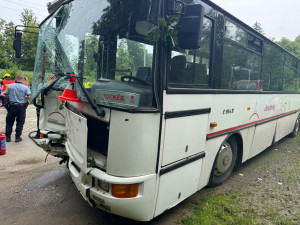 U Zlatých Hor na Jesenicku havaroval autobus. Zranilo se 21 dětí a učitelka