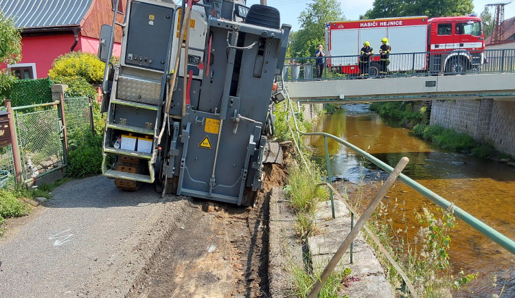 Hasiči v Hejnicích vyprošťovali silniční frézu. Hrozil její pád do řeky