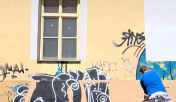 VIDEO: Čmáranice sprejerů jsou pryč, historický dům v Olomouci prokoukl. Muž za to sklízí uznání