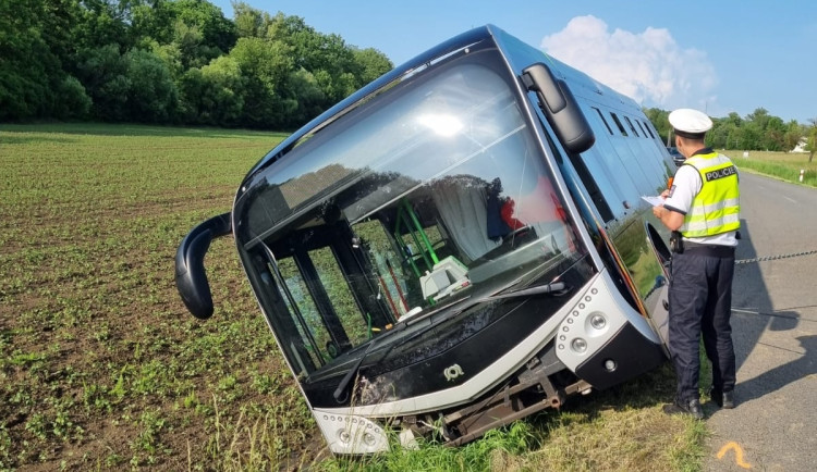 Ve Staříči na Frýdecko-Místecku havaroval autobus, tři lidé mají lehká zranění.
