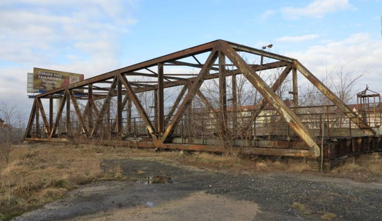 Unikátní Faltusův most z roku 1931 rezivěl v kopřivách, teď je kulturní památkou