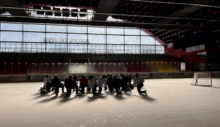 Skandál v prostějovském hokeji: trenér dětí měl posílat matkám sexuální návrhy, klub ho odvolal