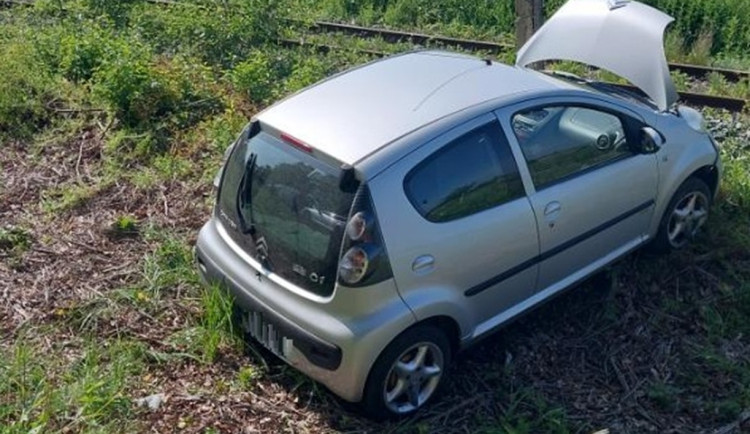 Řidička chtěla předjet traktor, přehlédla ale smart. Situace skončila nehodou