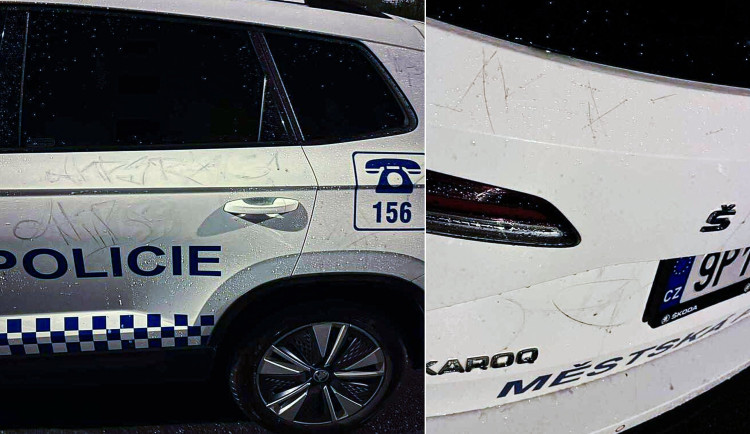 Zatímco strážníci zachraňovali seniorku, vandal jim poničil auto