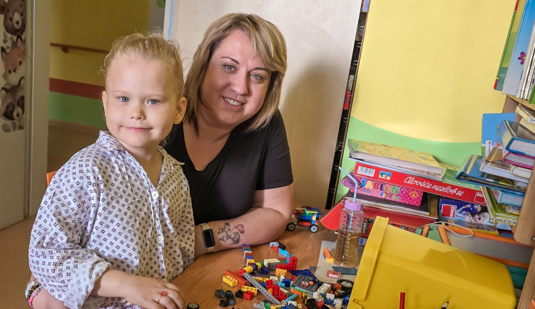 Na skok do nemocnice. Operace mandlí, zmrzlina a pětiletá Natálka jela ve stejný den domů