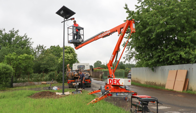 Solární lampy v Přerově ušetří za energie. Fungují i v extrémních teplotách
