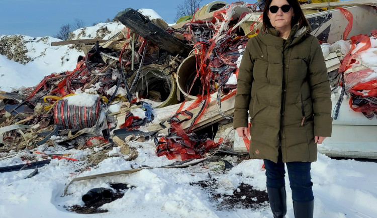 Starostka Jiříkova Barbora Šišková u nelegální skládky.