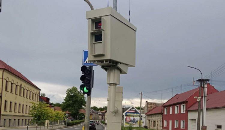 Provoz v Kokorách nově stráží radar. Ranaři obcí projíždí i devadesátkou, upozorňuje starostka