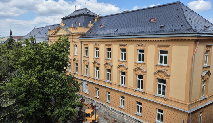 Biskupská kurie v Olomouci prošla obnovou za 128 milionů. Má i nabíječky pro elektroauta