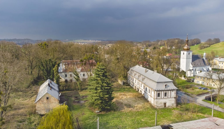 Dříve nepřístupný zámek v Bravanticích má první stálou expozici.