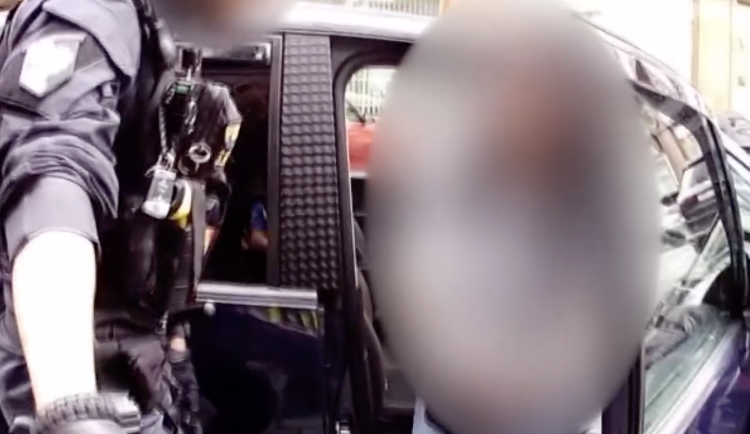 Strážník odhalil padělaný průkaz pro invalidy. Řidiči hrozí i trestní stíhání