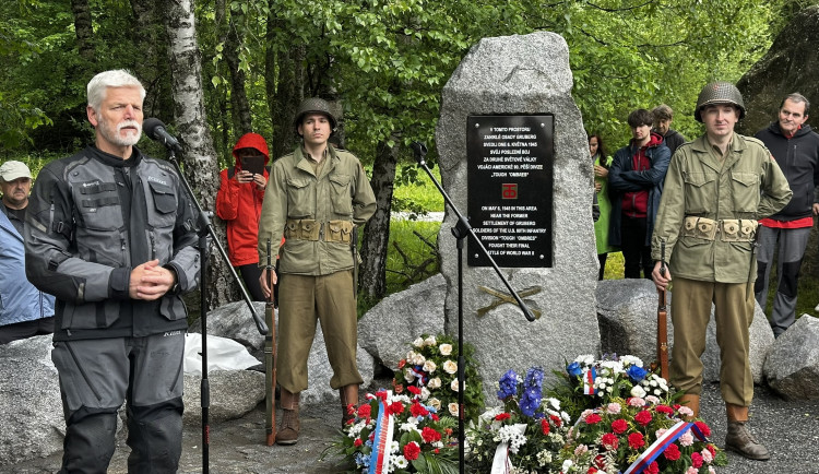 Prezident Petr Pavel přijel v lijáku na motorce na Šumavu. Odhalil tam pomník připomínající krvavou bitvu